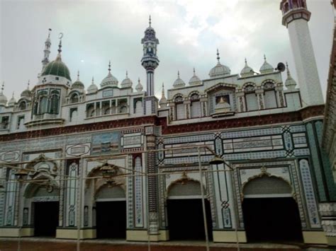 A Grande Mesquita de Okara: Uma Jóia Arquitetônica e um Refúgio de Paz Interior!