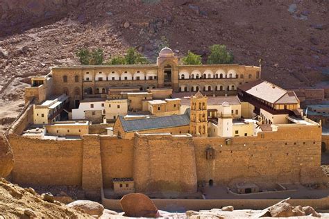 O Mosteiro de Santa Catarina no Monte Sinai: Uma Jornada Espiritual e Paisagens de Tiragem do Fôlego!