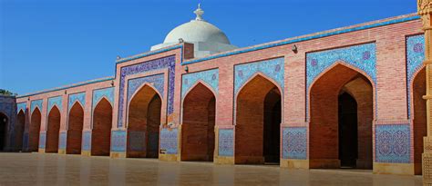 Shah Jahan Mosque: Uma Jóia Arquitetônica com um Passado Intrigante em Gujrat!