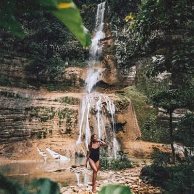 Visita o Uso Falls, uma maravilha natural de cascata cristalina e trilhas exuberantes!