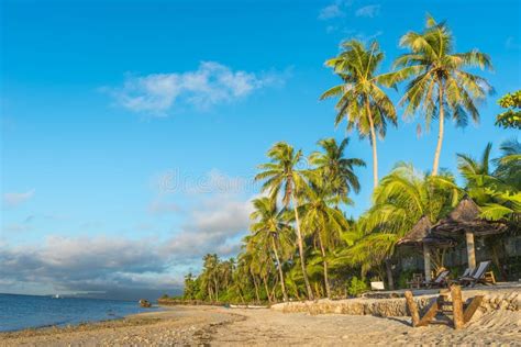  A Praia de Alona: Um paraíso tropical onde a beleza da natureza se encontra com o charme vibrante do centro turístico!