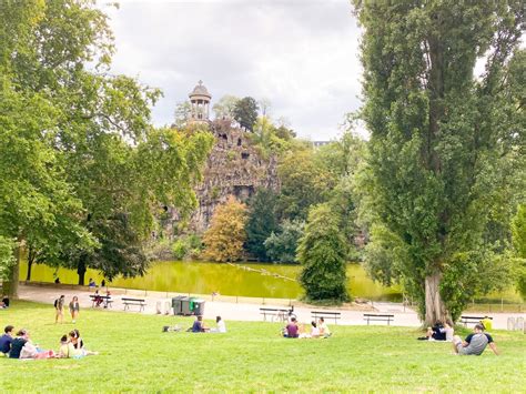 O Parc des Buttes-Chaumont: Um Refúgio Verde Encantador no Coração de Paris!